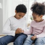 Jeunes ados dans un cadre familial de suivi confortable